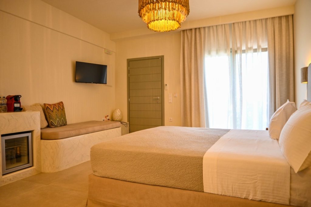 Junior suites με υδρομασάζ και θέα τον κήπο και τη θάλασσα