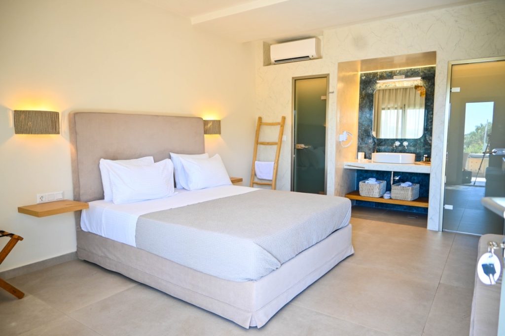 Junior suites with jacuzzi, sea / garden view