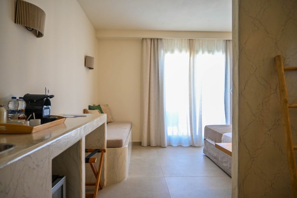 Junior suites με υδρομασάζ και θέα τον κήπο και τη θάλασσα